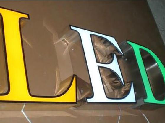 临澧县介绍LED招牌的基础知识。